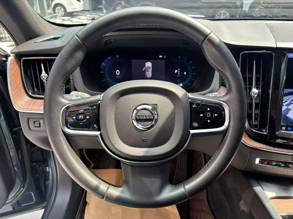 Volvo XC60 2022 — фото 6