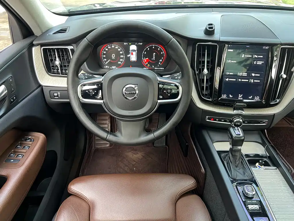 Volvo XC60 2019 — фото 13