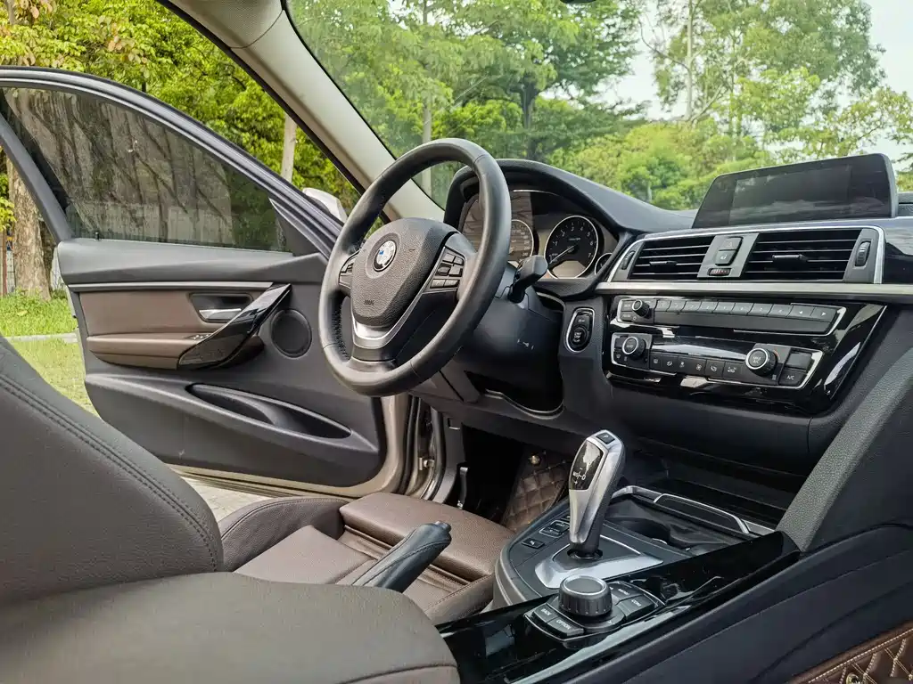 BMW 3 Series 2018 — фото 10