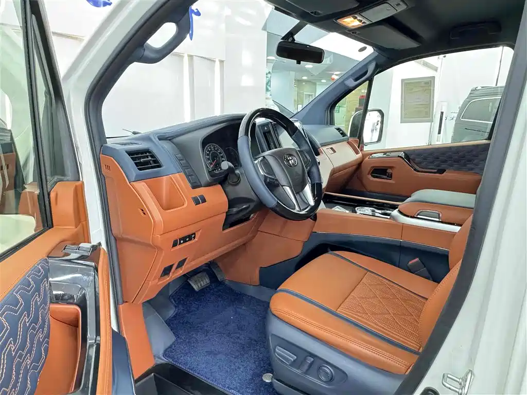Toyota Hiace — фото 9