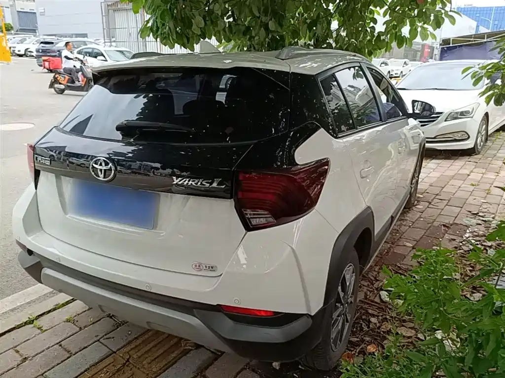 Toyota Yaris L 2022 — фото 7