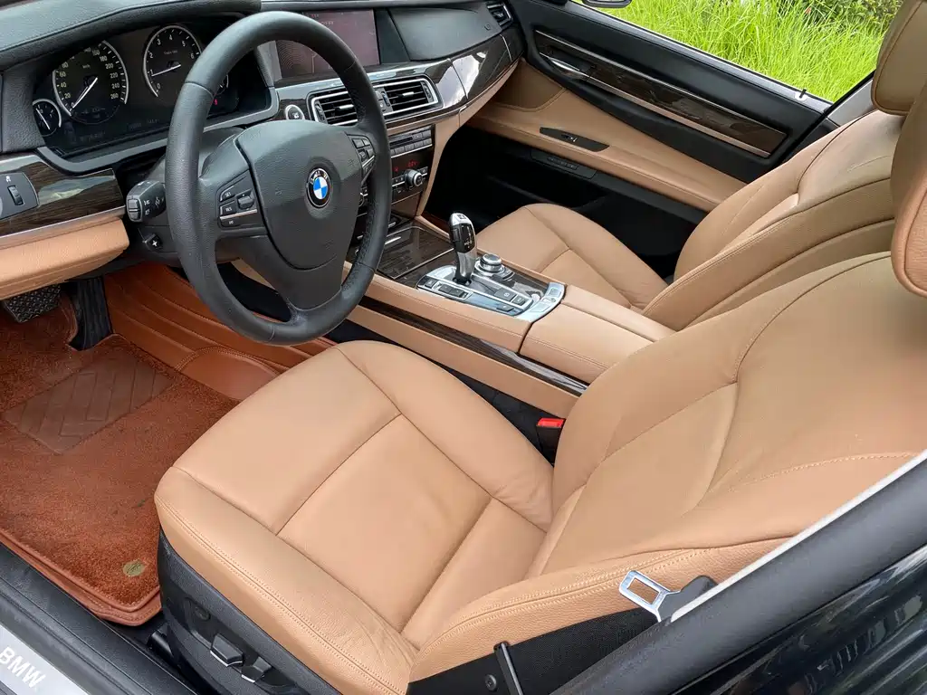 BMW 7 Series 2012 — фото 14