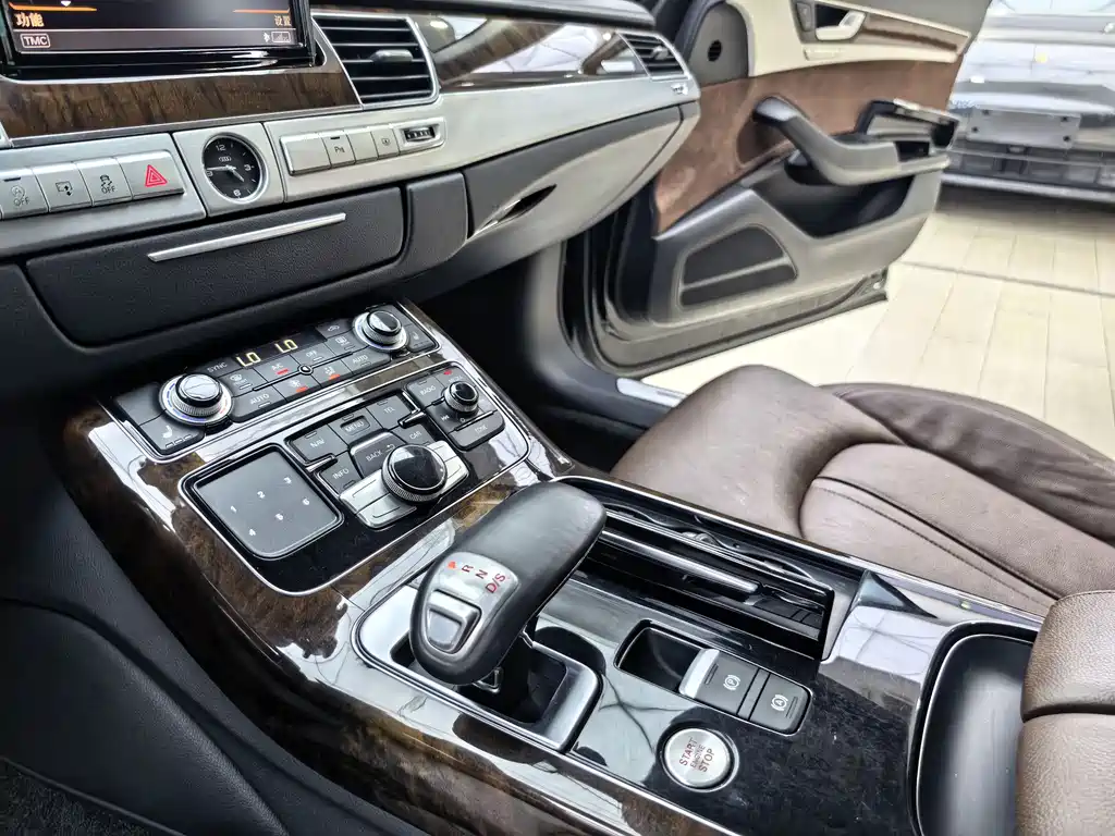 Audi A8 2016 — фото 8