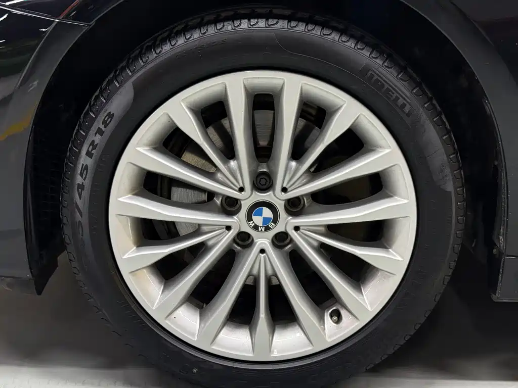 BMW 5 Series 2019 — фото 27