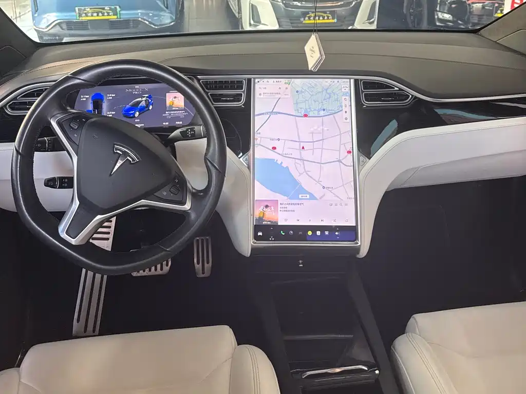 Tesla Model X 2016 — фото 19