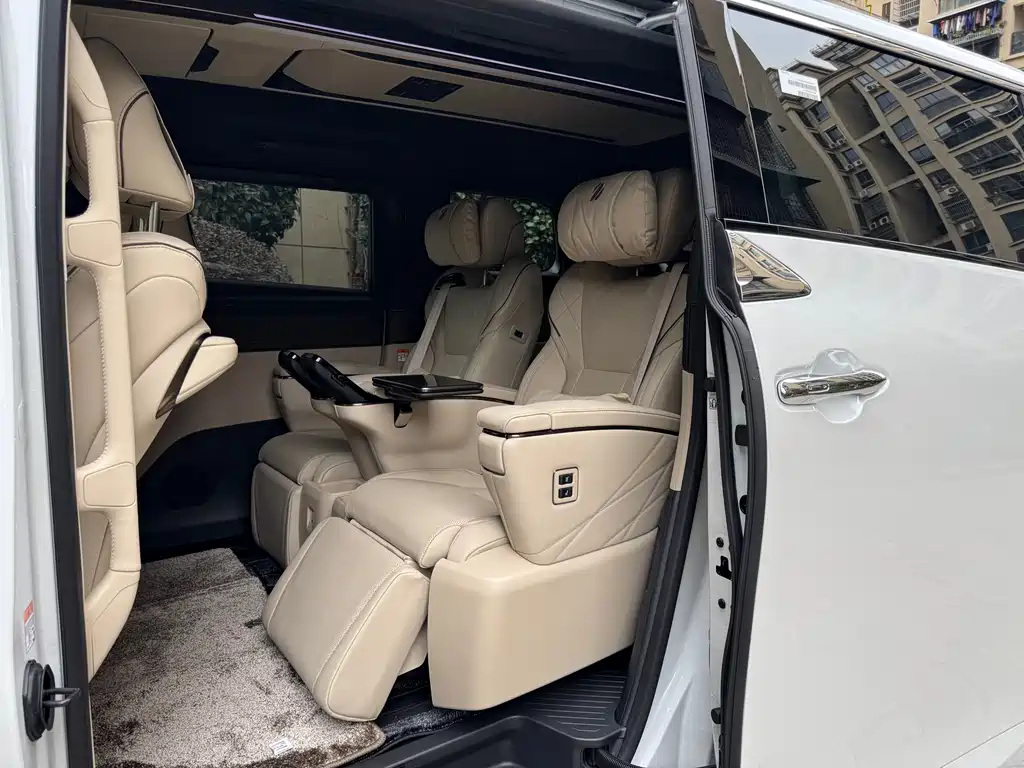 Toyota Alphard — фото 10