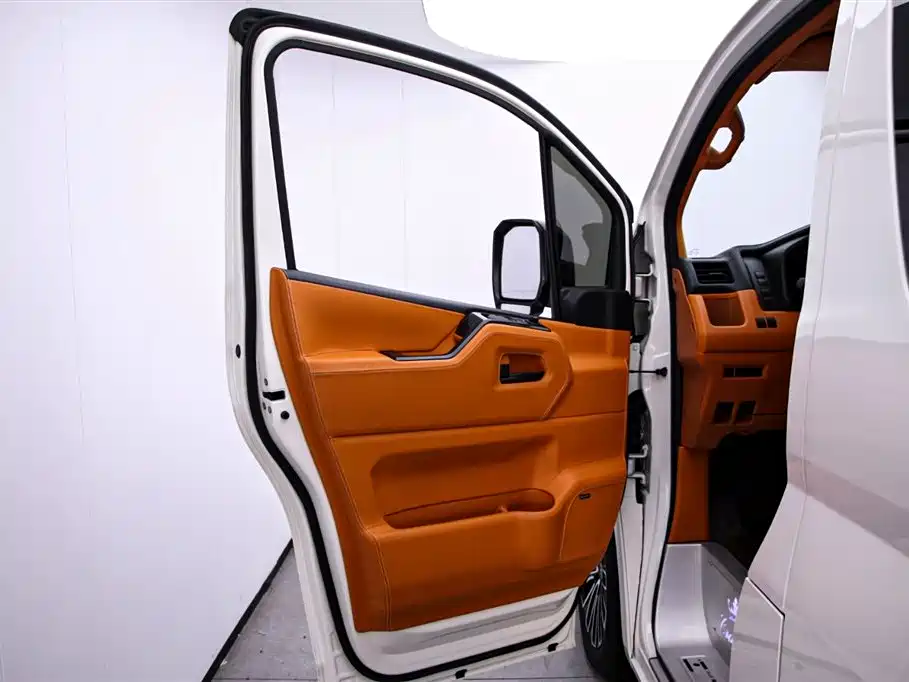 Toyota Hiace 2024 — фото 11