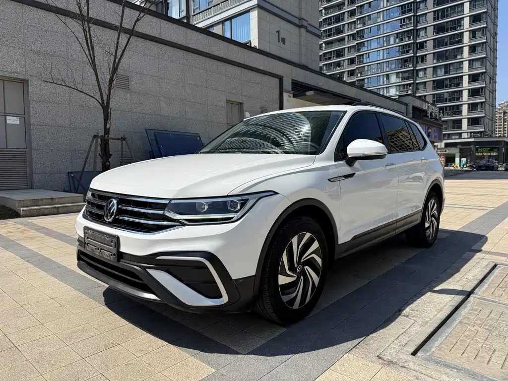 Volkswagen Tiguan L 2022 — фото 1