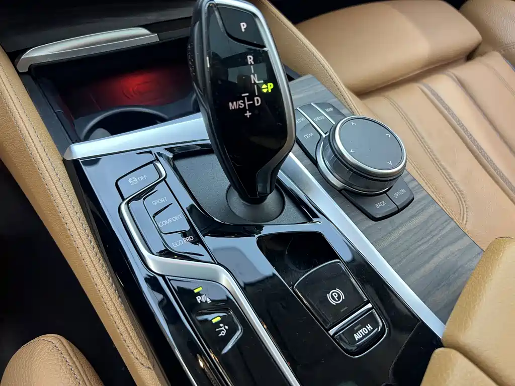 BMW 6 Series GT 2024 — фото 17