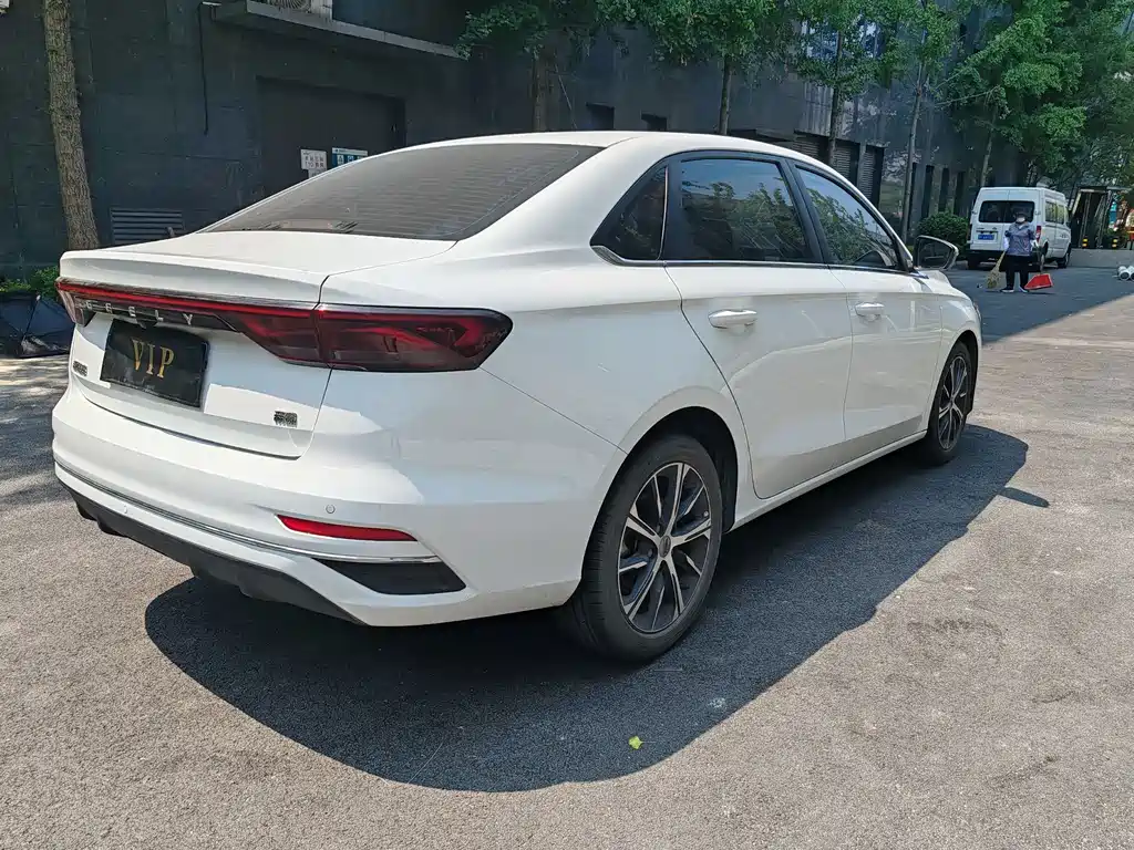 Geely Emgrand 2022 — фото 13