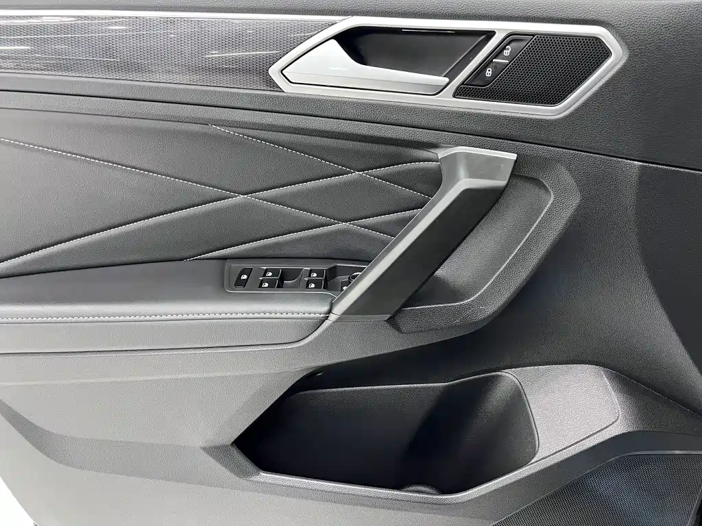 Volkswagen Tiguan L 2023 — фото 8