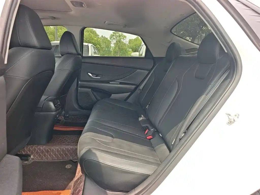 Hyundai Elantra 2023 — фото 17
