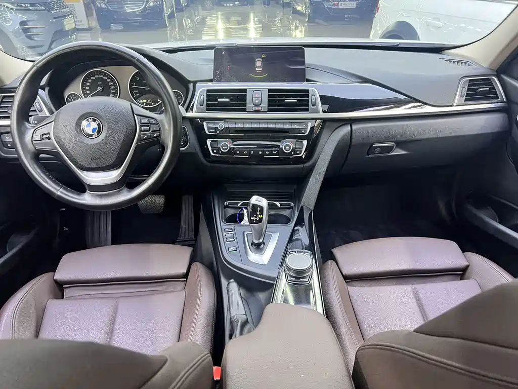 BMW 3 Series 2018 — фото 10