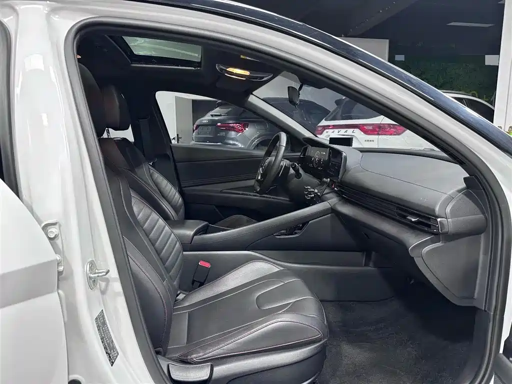 Hyundai Elantra 2023 — фото 10