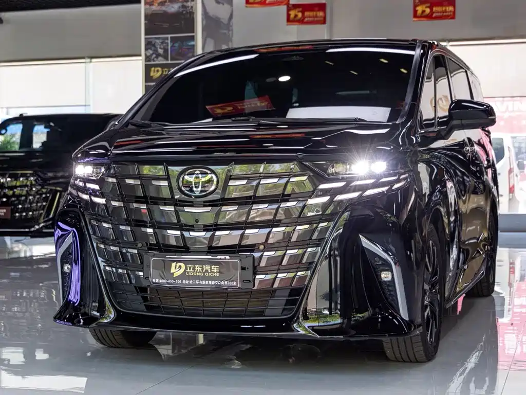 Toyota Alphard — фото 1