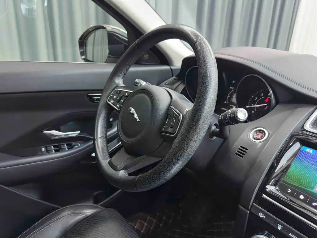 Jaguar E-PACE 2020 — фото 19