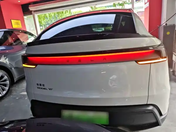 Tesla Model Y L 2026
