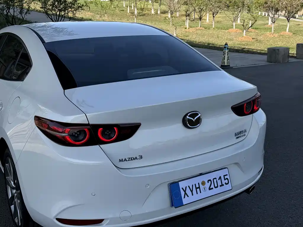 Mazda 3 Axela 2022 — фото 17