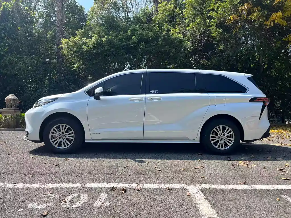 Toyota Sienna 2024 — фото 10