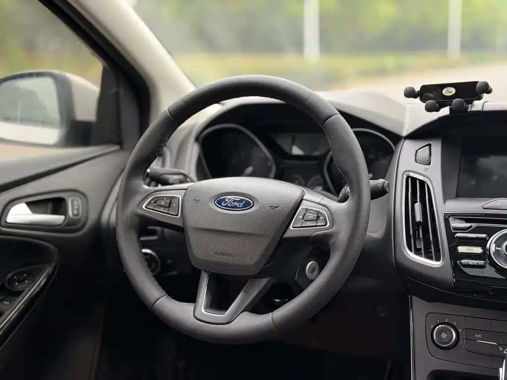 Ford Focus 2019 — фото 10