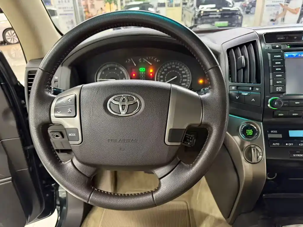 Toyota Land Cruiser 2011 — фото 10