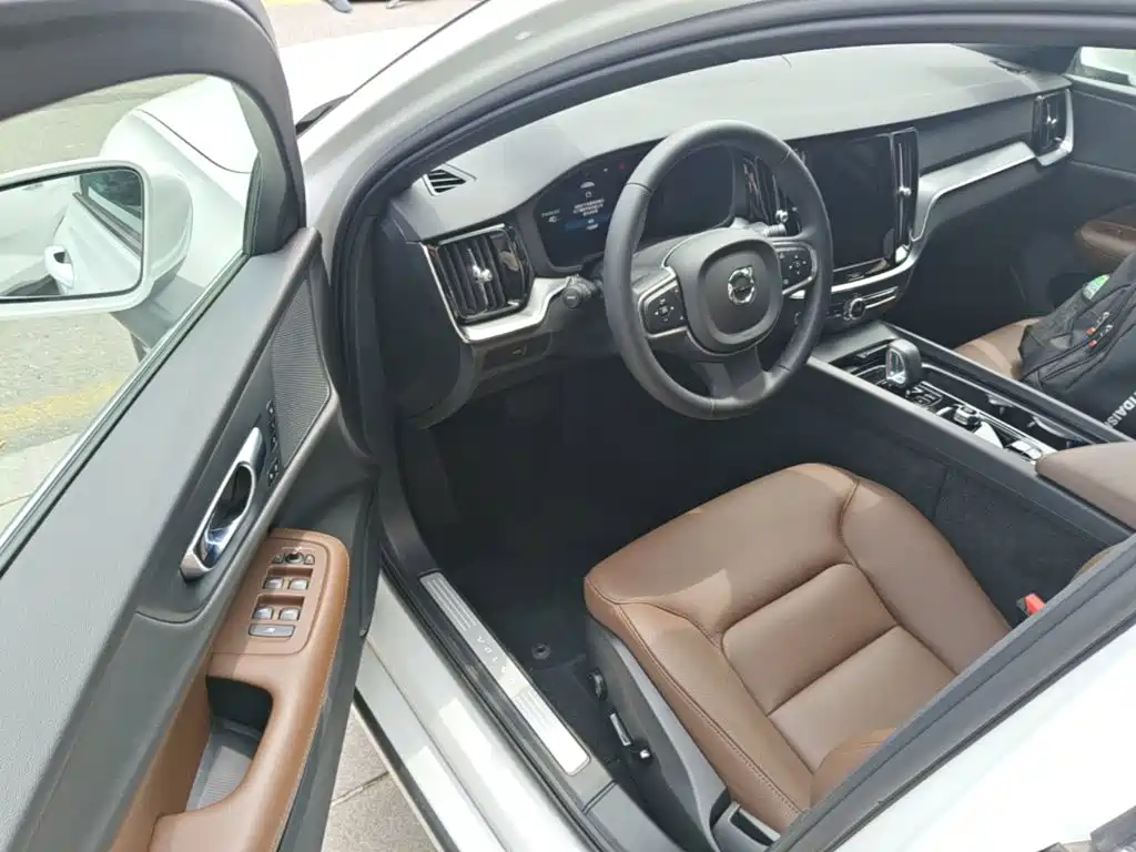 Volvo S60 2025 — фото 12