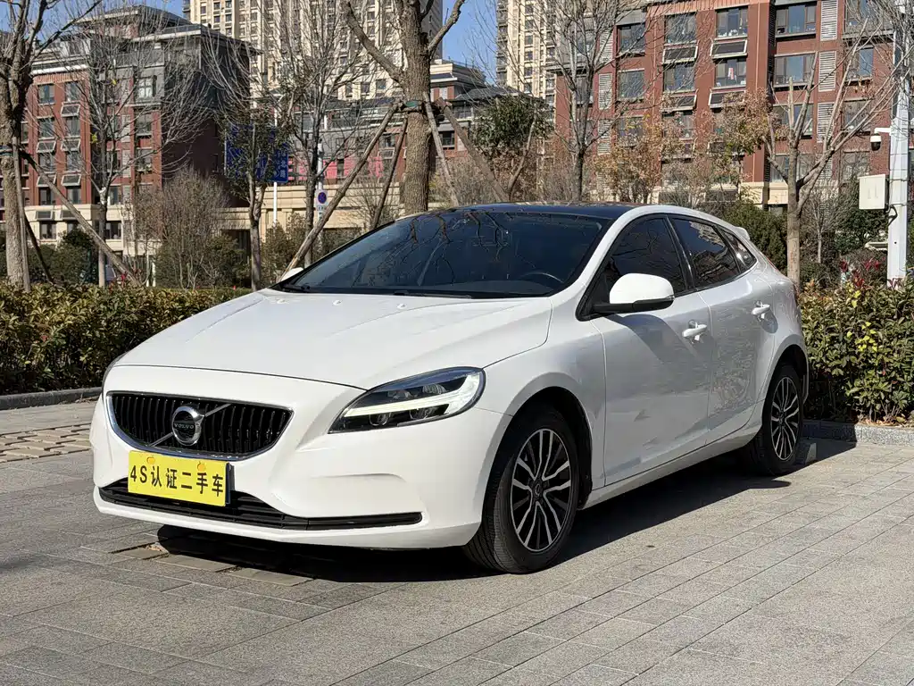 Volvo V40 2019 — фото 1