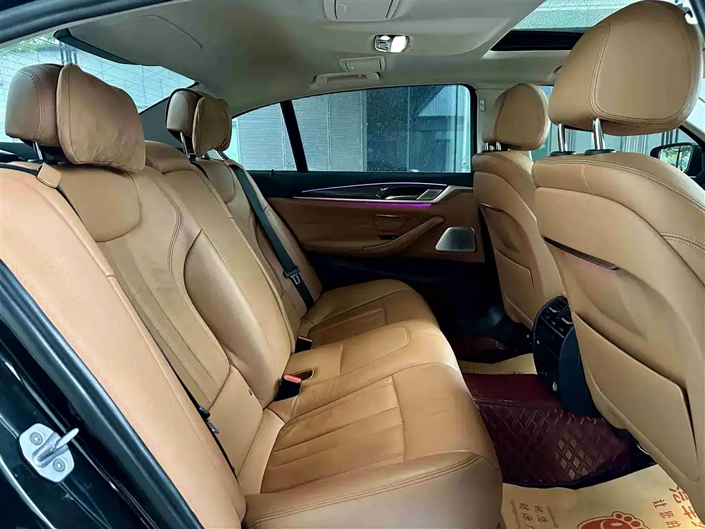 BMW 5 Series 2018 — фото 19