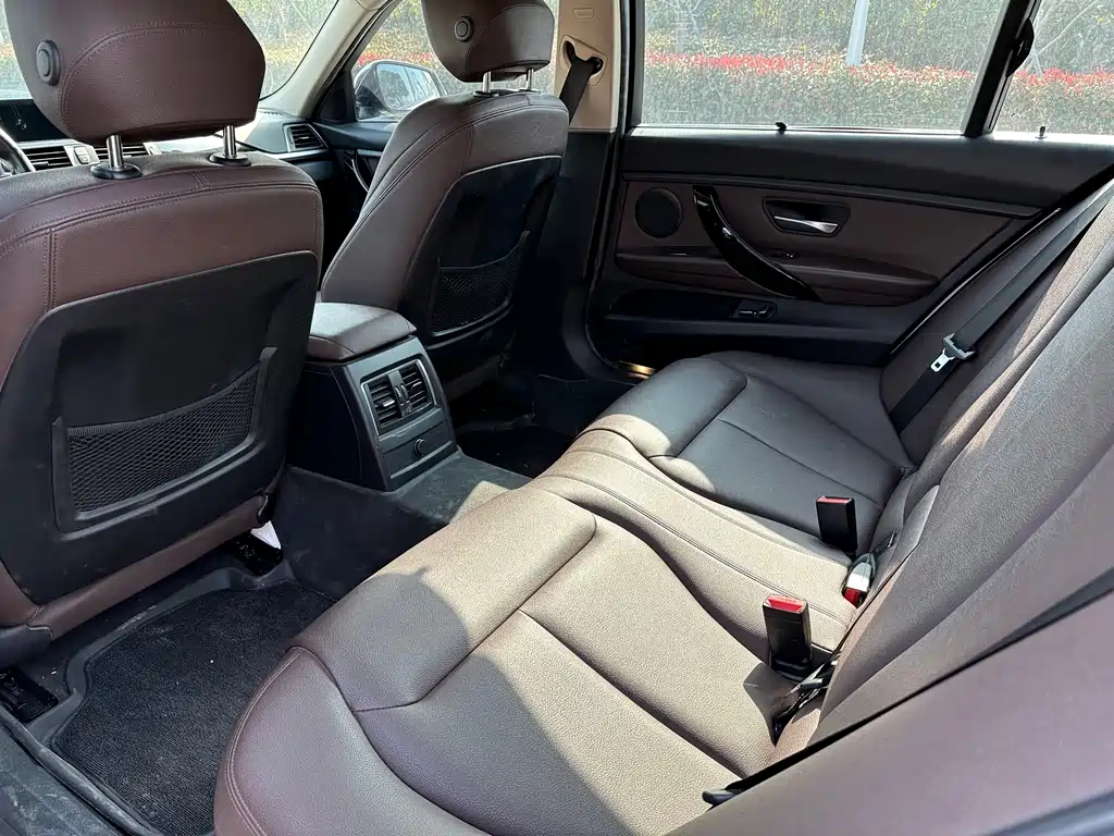 BMW 3 Series 2018 — фото 10