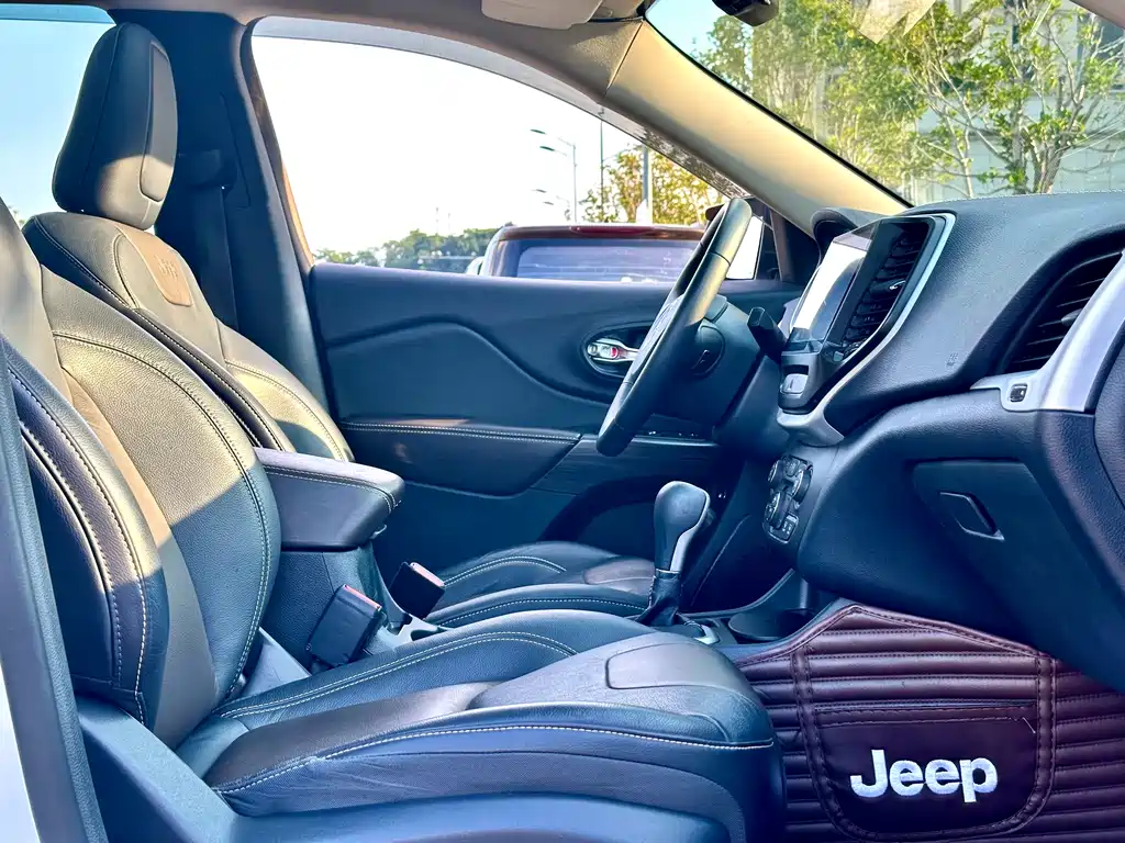Jeep Cherokee 2018 — фото 20