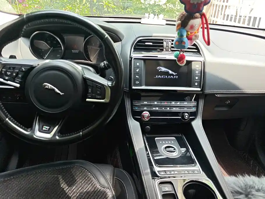 Jaguar F-PACE 2018 — фото 12