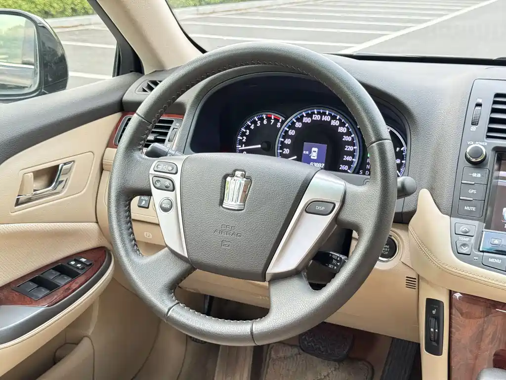Toyota Crown 2015 — фото 10