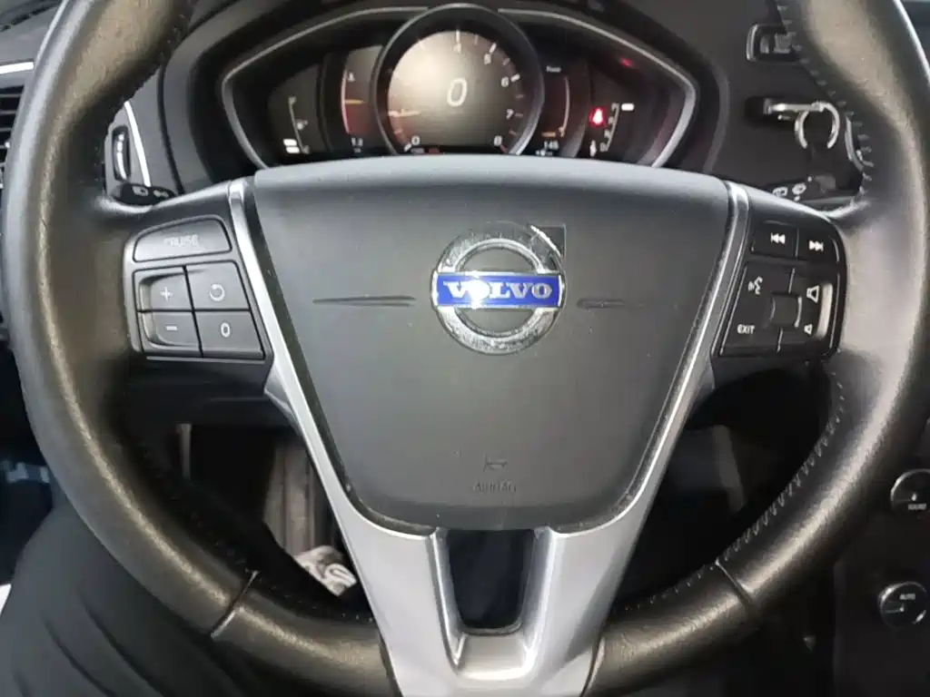 Volvo V40 2016 — фото 11