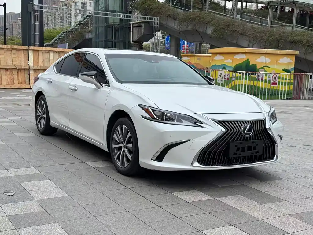 Lexus ES 2020 — фото 1