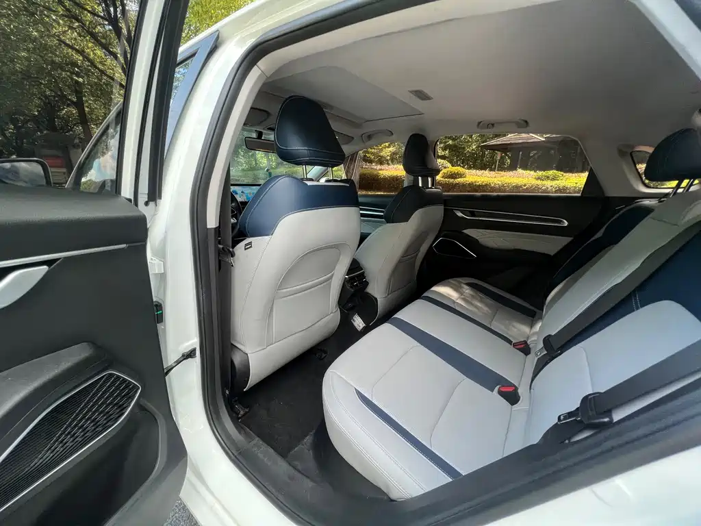 Geely Emgrand 2023