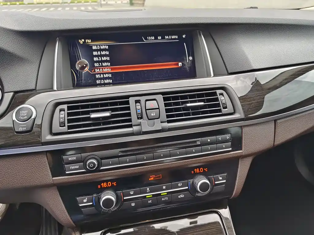 BMW 5 Series 2016 — фото 13