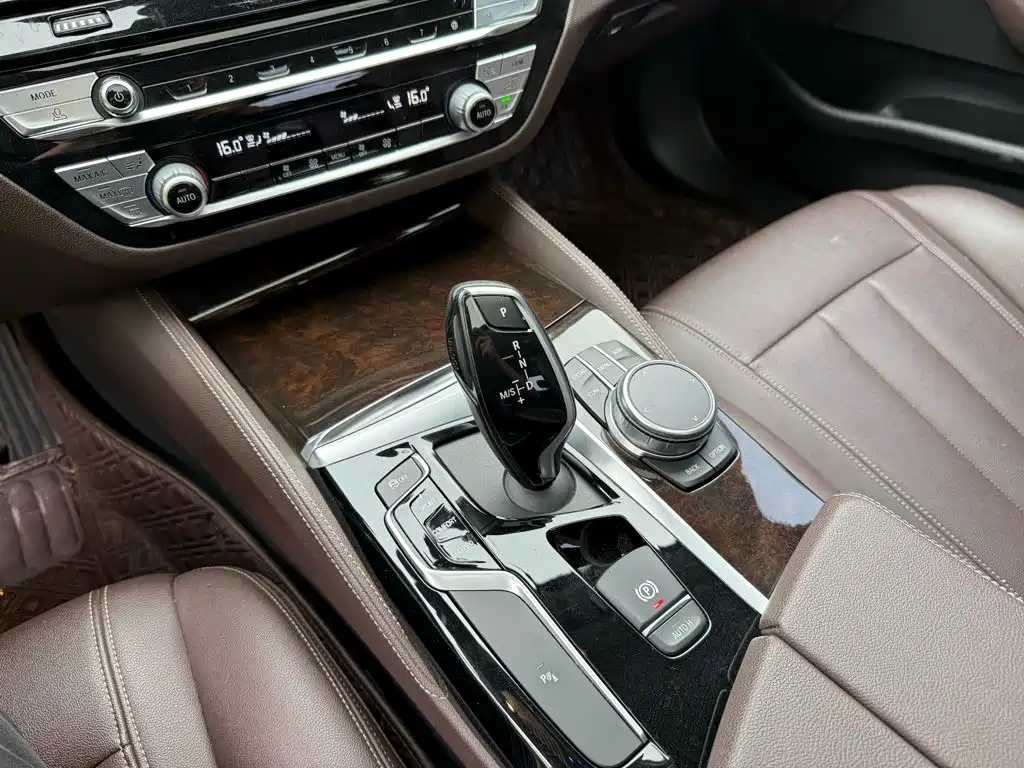 BMW 5 Series 2020 — фото 16