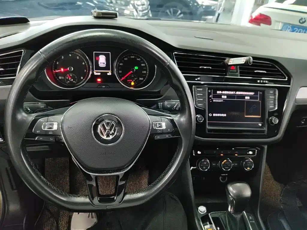 Volkswagen Tiguan L 2018 — фото 10