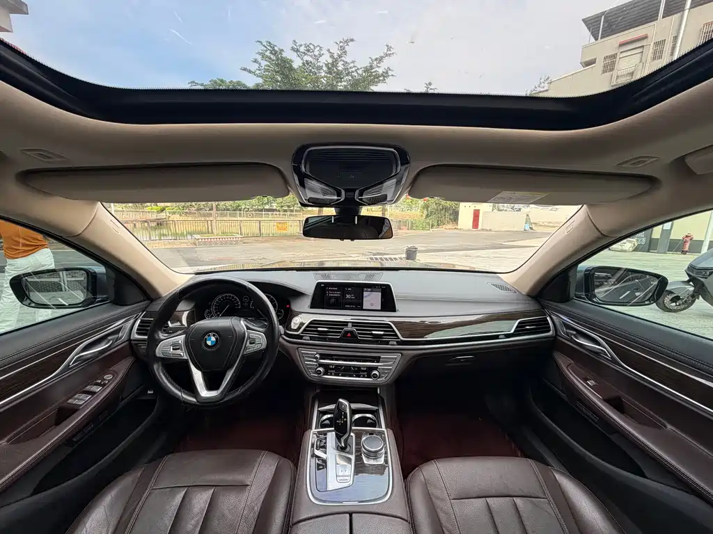 BMW 7 Series 2017 — фото 11