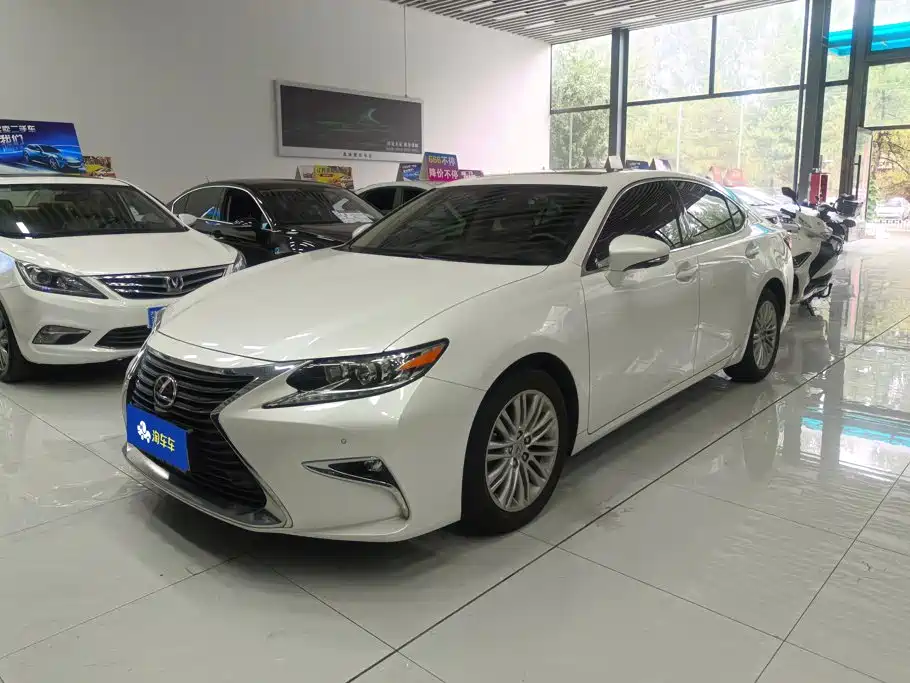 Lexus ES 2017 — фото 1