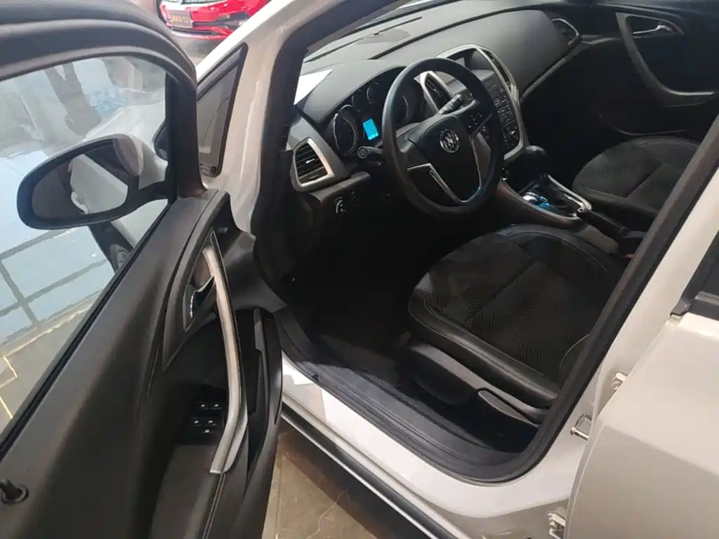 Buick Excelle 2015 — фото 16