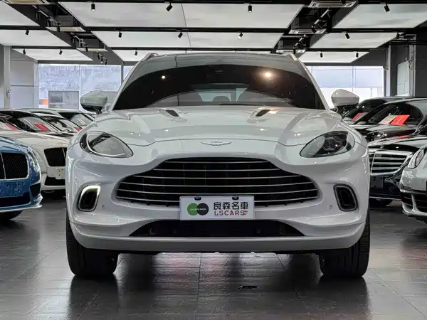 Aston Martin DBX 2023