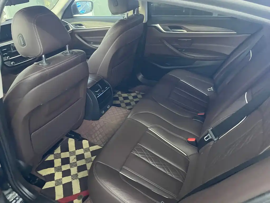 BMW 5 Series 2019 — фото 17