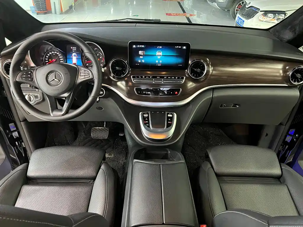 Mercedes-Benz V-Class 2023 — фото 4