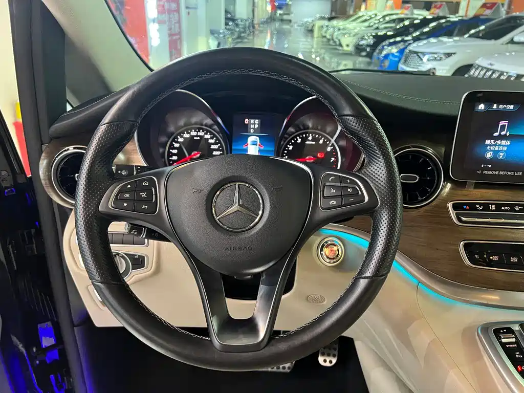 Mercedes-Benz V-Class 2023 — фото 5