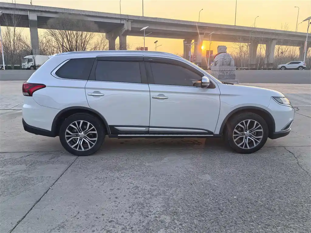 Mitsubishi Outlander 2017 — фото 13
