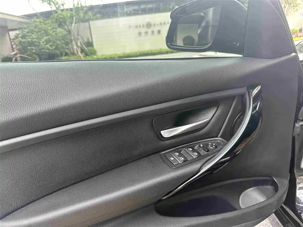 BMW 3 Series 2017 — фото 17