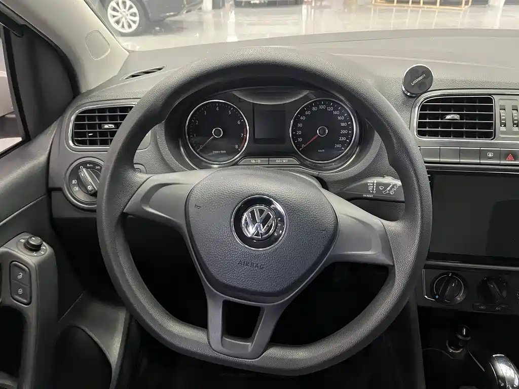 Volkswagen Polo 2016 — фото 11