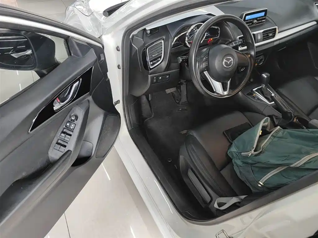 Mazda 3 Axela 2016 — фото 16