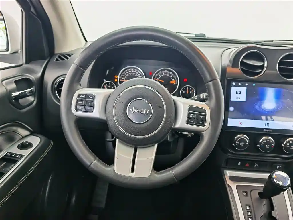 Jeep Compass 2015 — фото 11